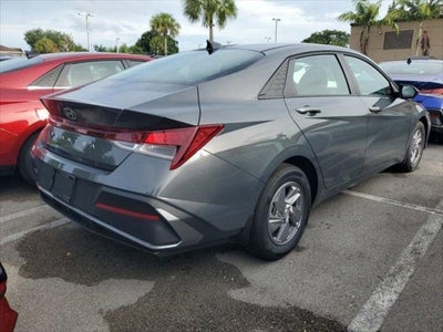 2025 Hyundai ELANTRA SE