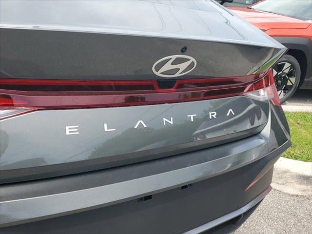 2025 Hyundai ELANTRA SE