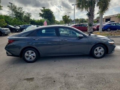 2024 Hyundai ELANTRA SE