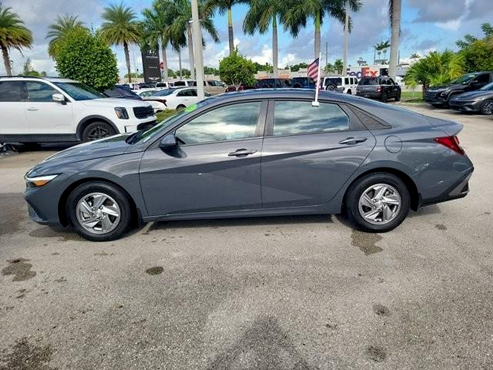 2024 Hyundai ELANTRA SE
