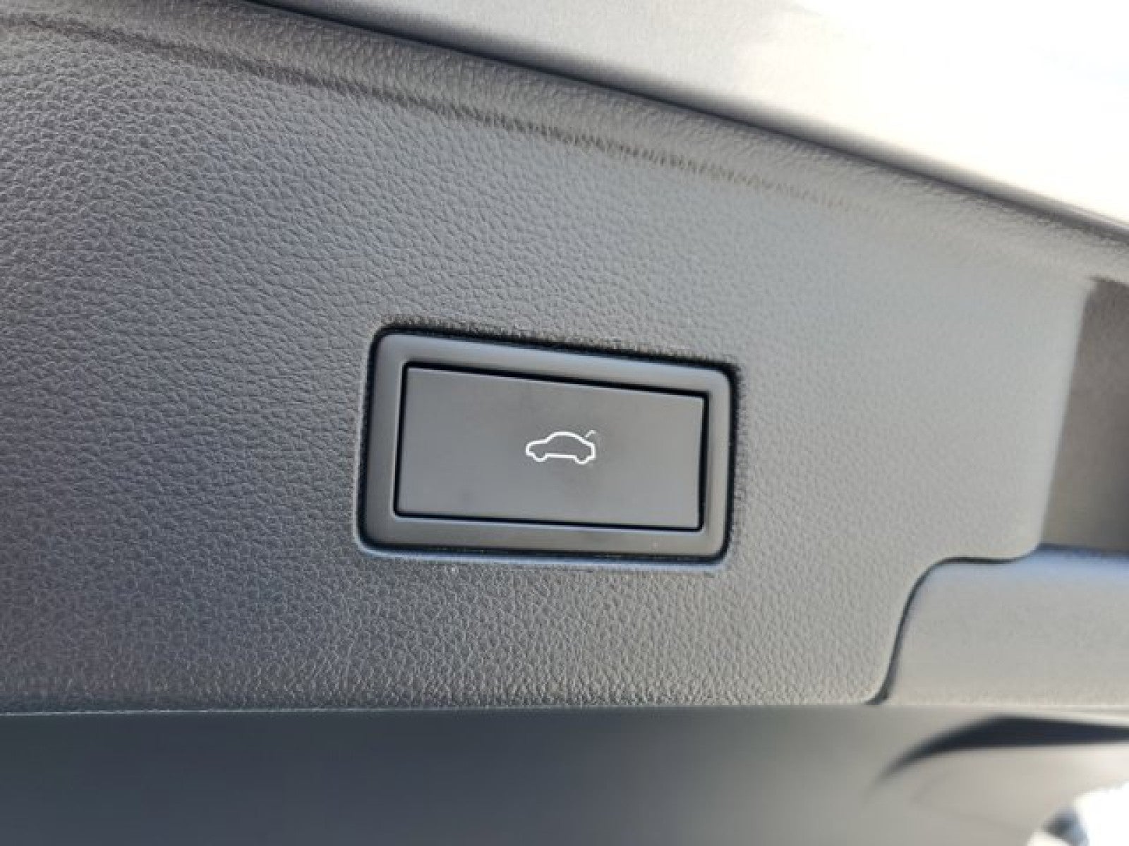 2022 Volkswagen Atlas Cross Sport 2.0T SEL R-Line