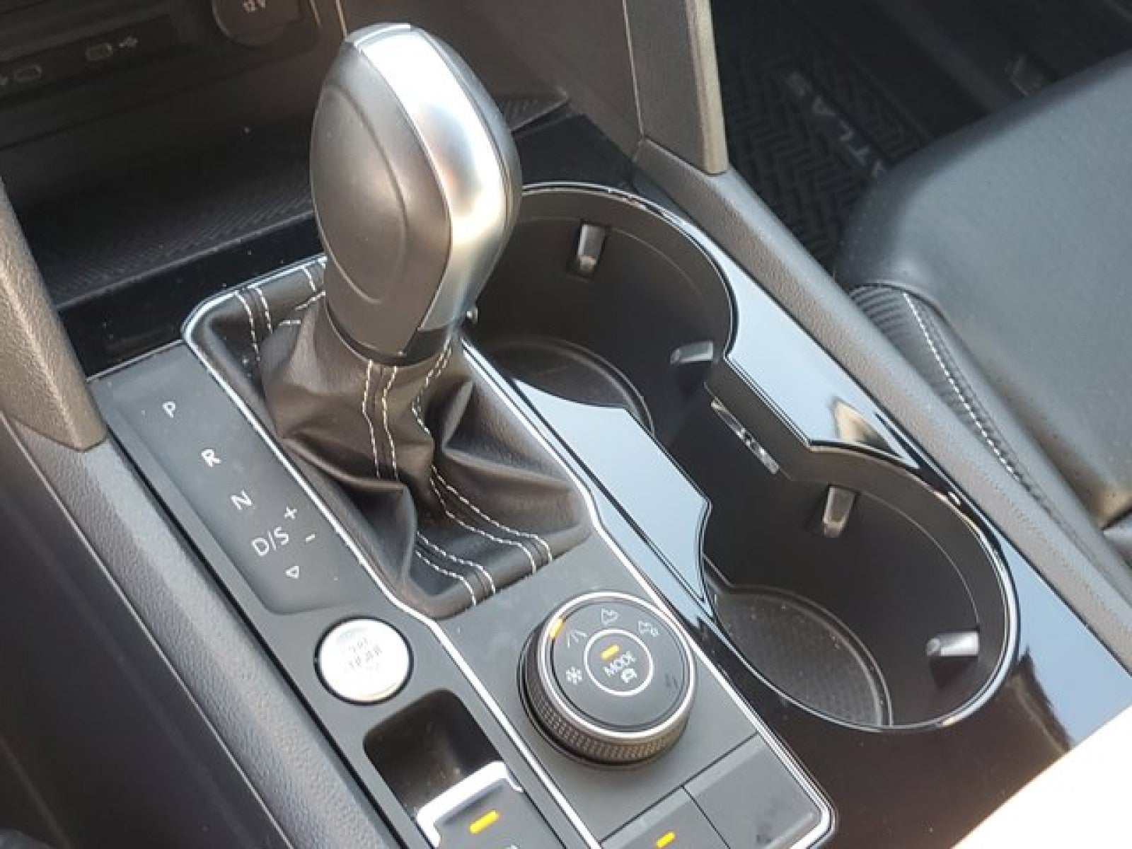 2022 Volkswagen Atlas Cross Sport 2.0T SEL R-Line