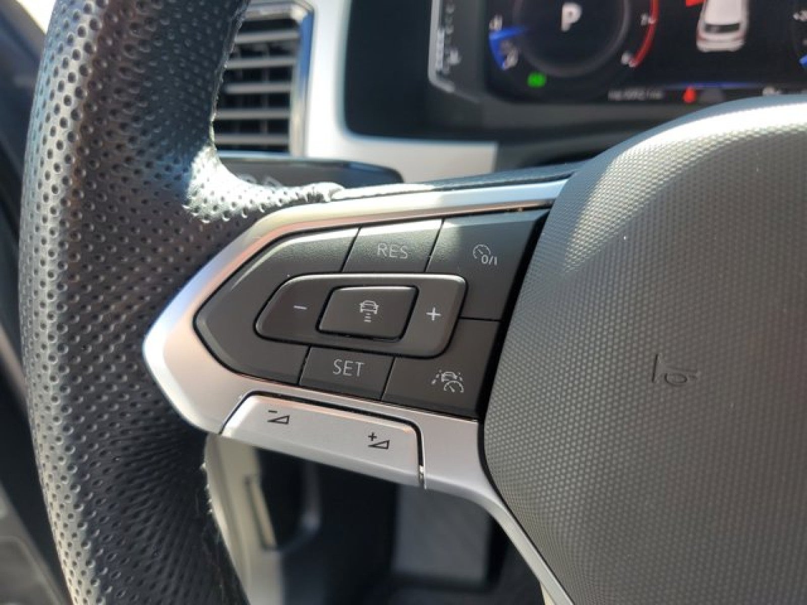 2022 Volkswagen Atlas Cross Sport 2.0T SEL R-Line