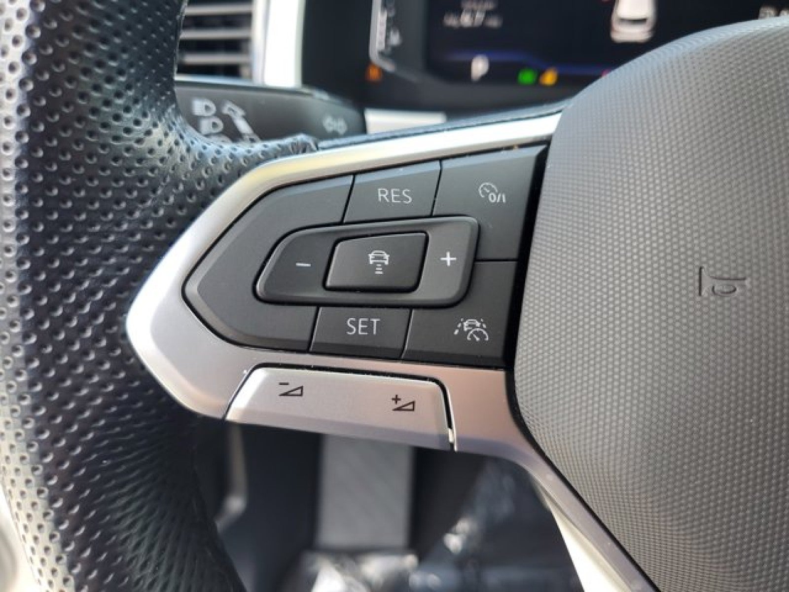2022 Volkswagen Atlas Cross Sport 2.0T SEL R-Line